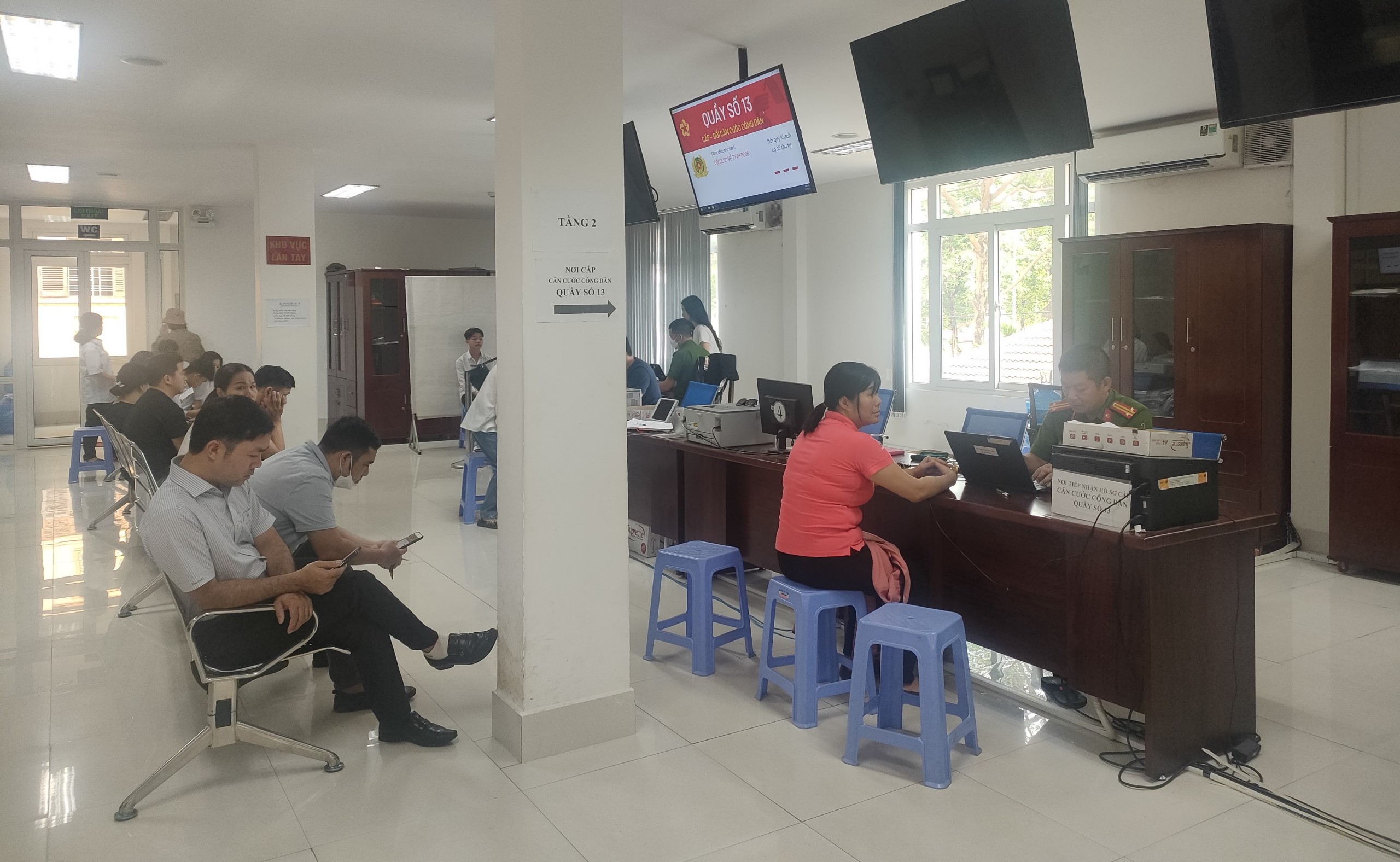 Công bố, công khai, hướng dẫn thực hiện thủ tục hành chính có yêu cầu nộp, xuất trình sổ hộ khẩu giấy, sổ tạm trú giấy hoặc xác nhận tại nơi cư trú